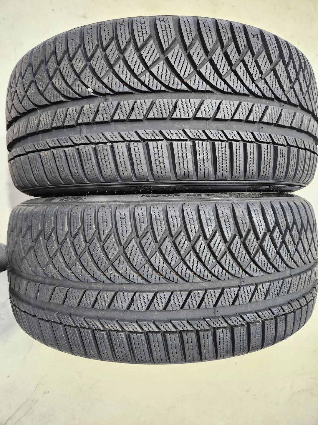 중고스노우타이어  245 45 18   2본 판매합니다