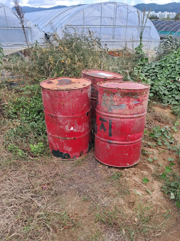 중고 빨간 드럼통