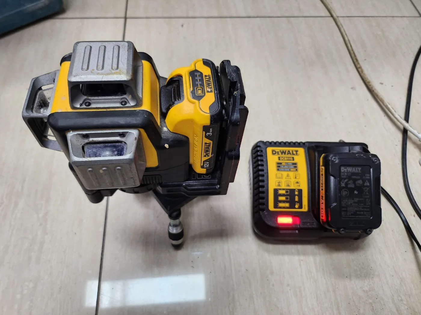 디월트 DCE089G 그린 레이저 레벨기 중고입니다