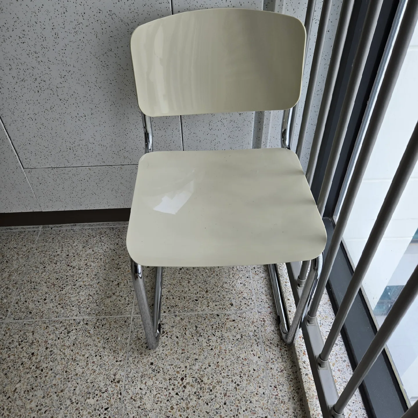 아이보리색 중고 의자