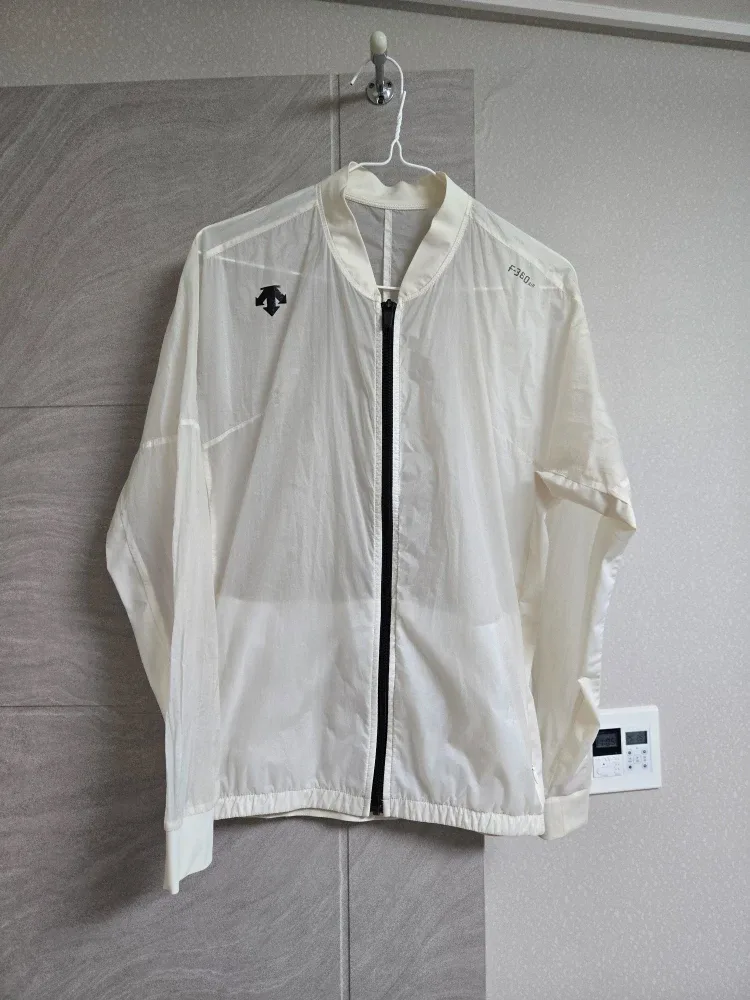 데상트  경량 바람막이