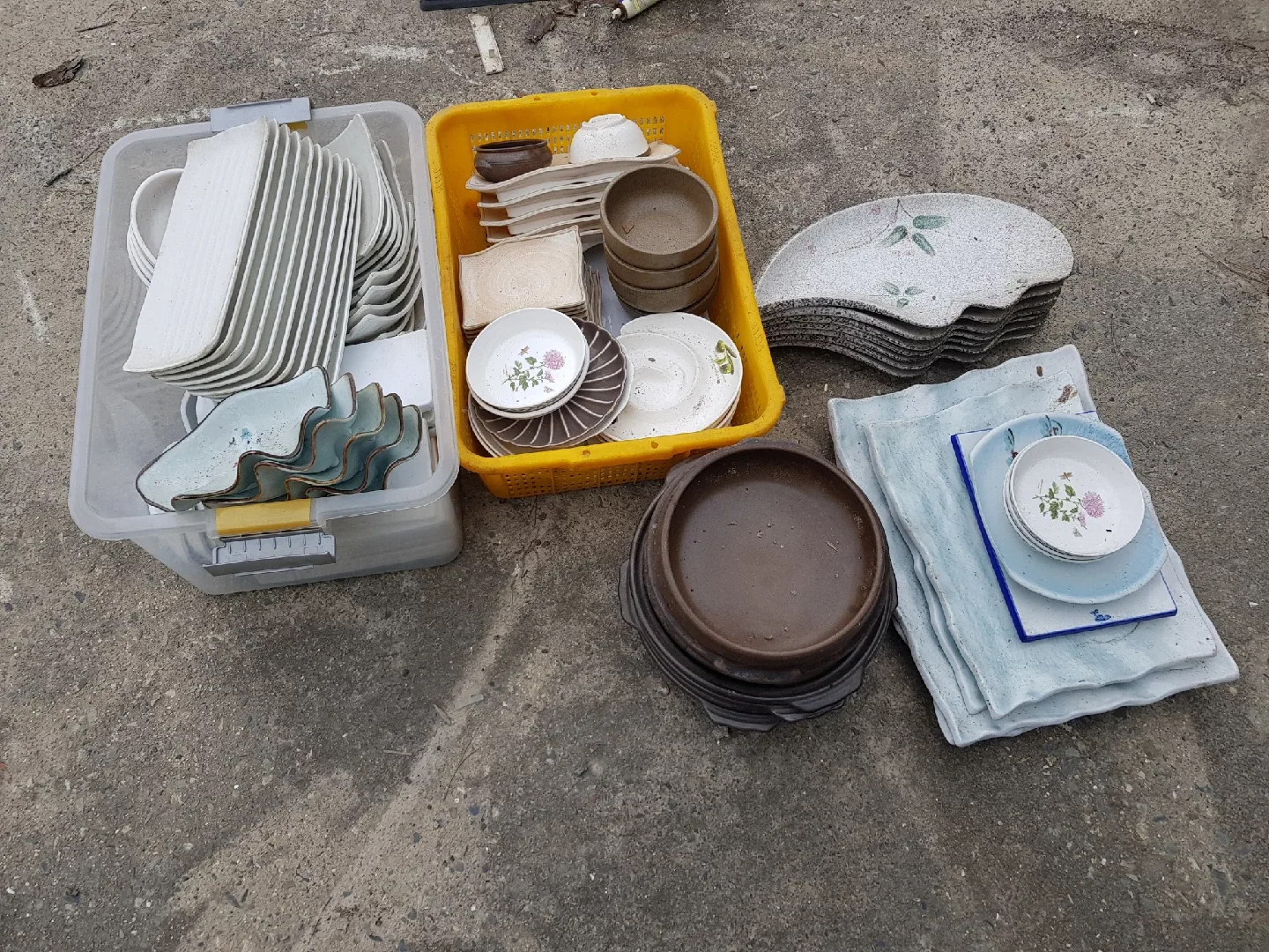 다양한 종류의 중고 식기류