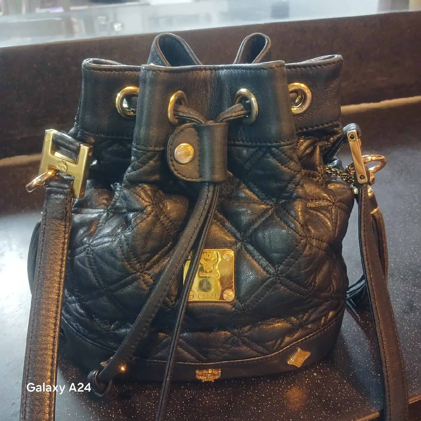 MCM 블랙 퀼팅 버킷백