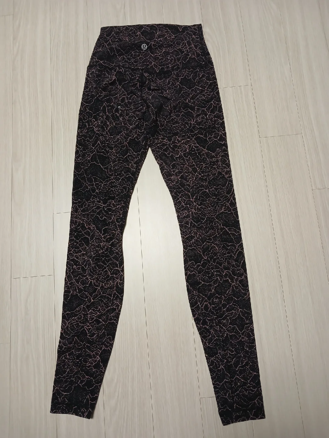 룰루레몬 블랙/핑크 패턴 레깅스 s