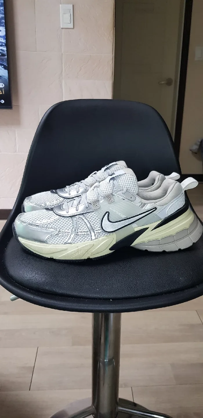 나이키 V2K 런테크 메탈릭 실버 (255)