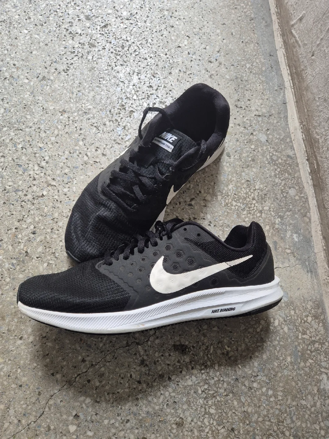 나이키 다운시프터 7 블랙/화이트 270mm