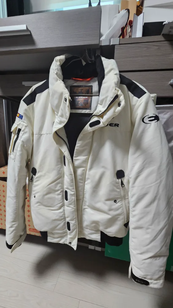 아이더 스투키 흰색 패딩(90~95)