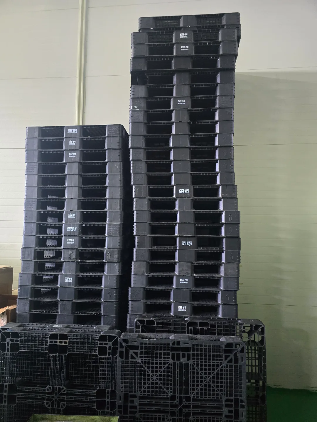 중고 검정색 플라스틱 팔레트