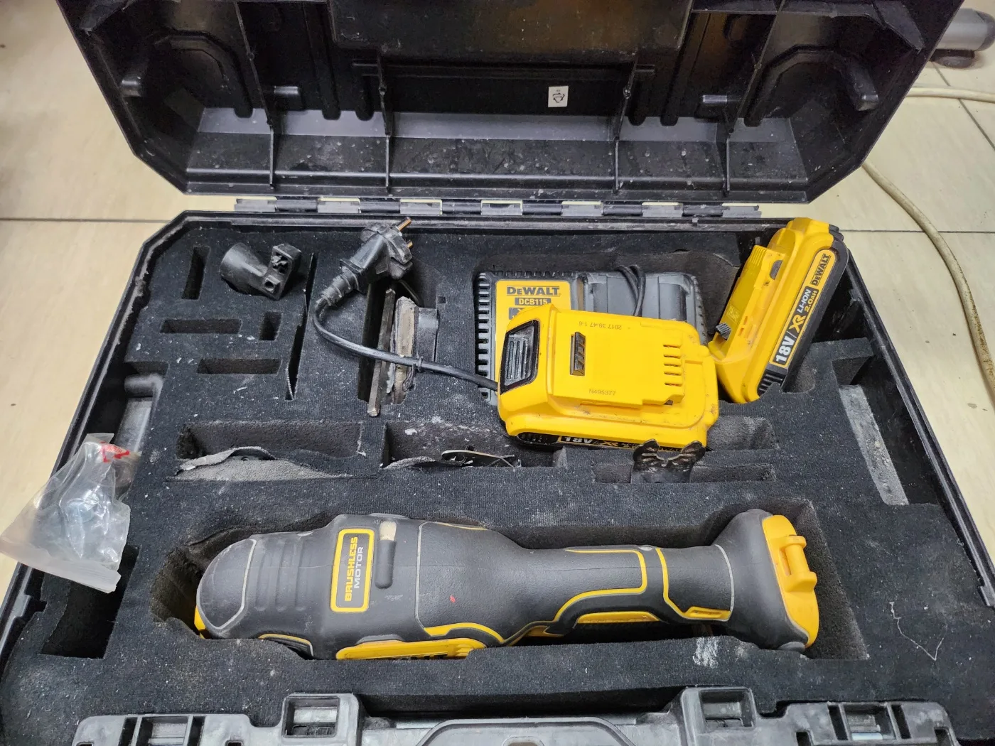 디월트 DCS355 만능 멀티커터 케이스 풀세트 중고입니다