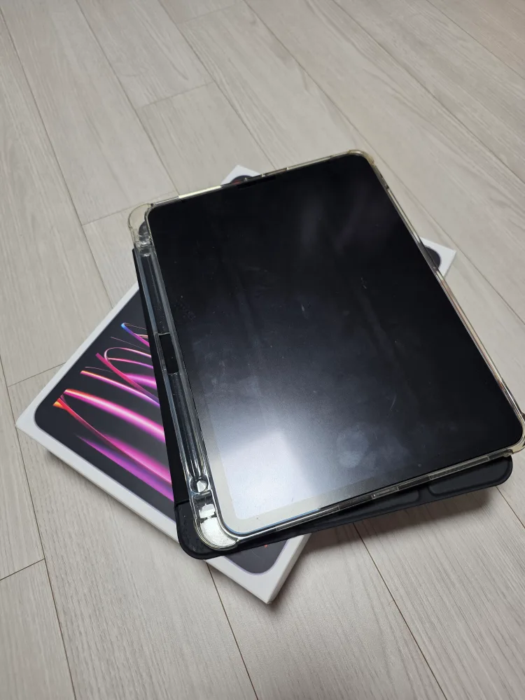 아이패드 11인치 4세대 중고 판매합니다.