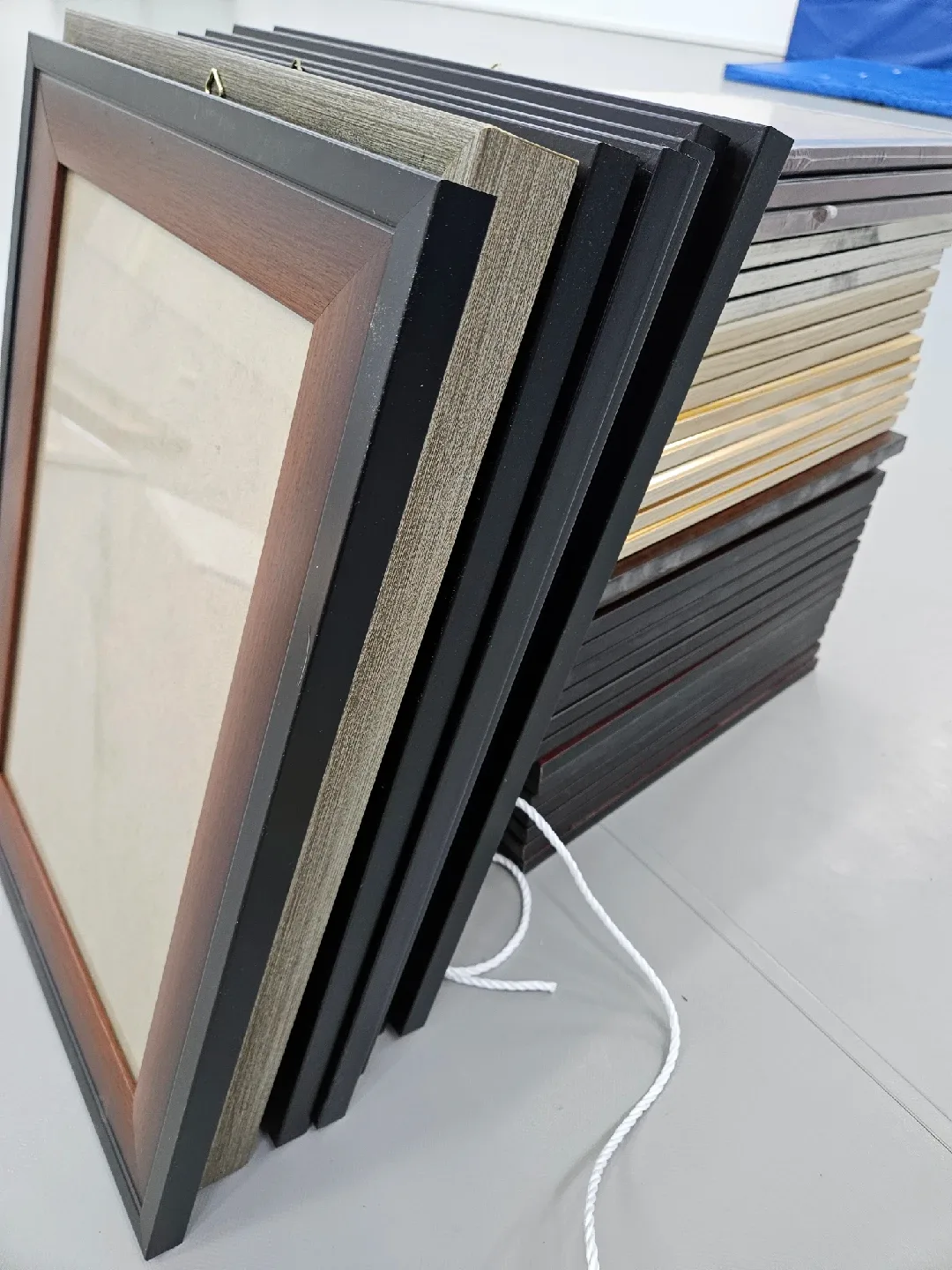 A4액자 새것 3개 B4? 정도 액자 1개, 나머지는 중고 액자