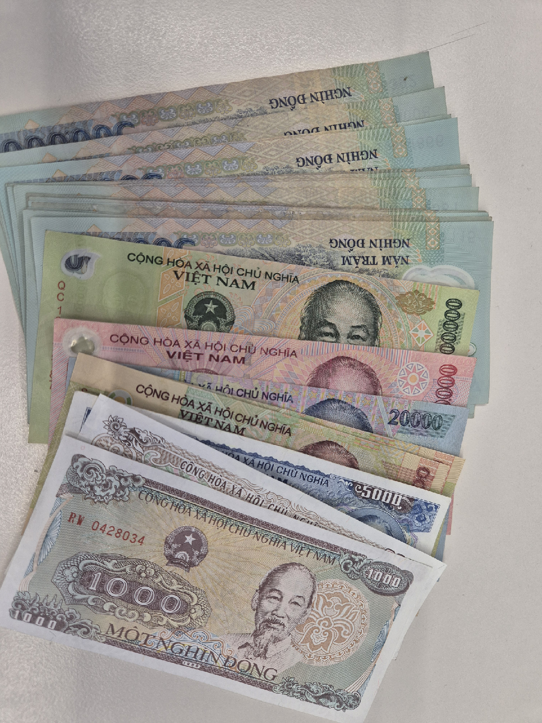 베트남 동 (VND) 판매합니다. 9198000동