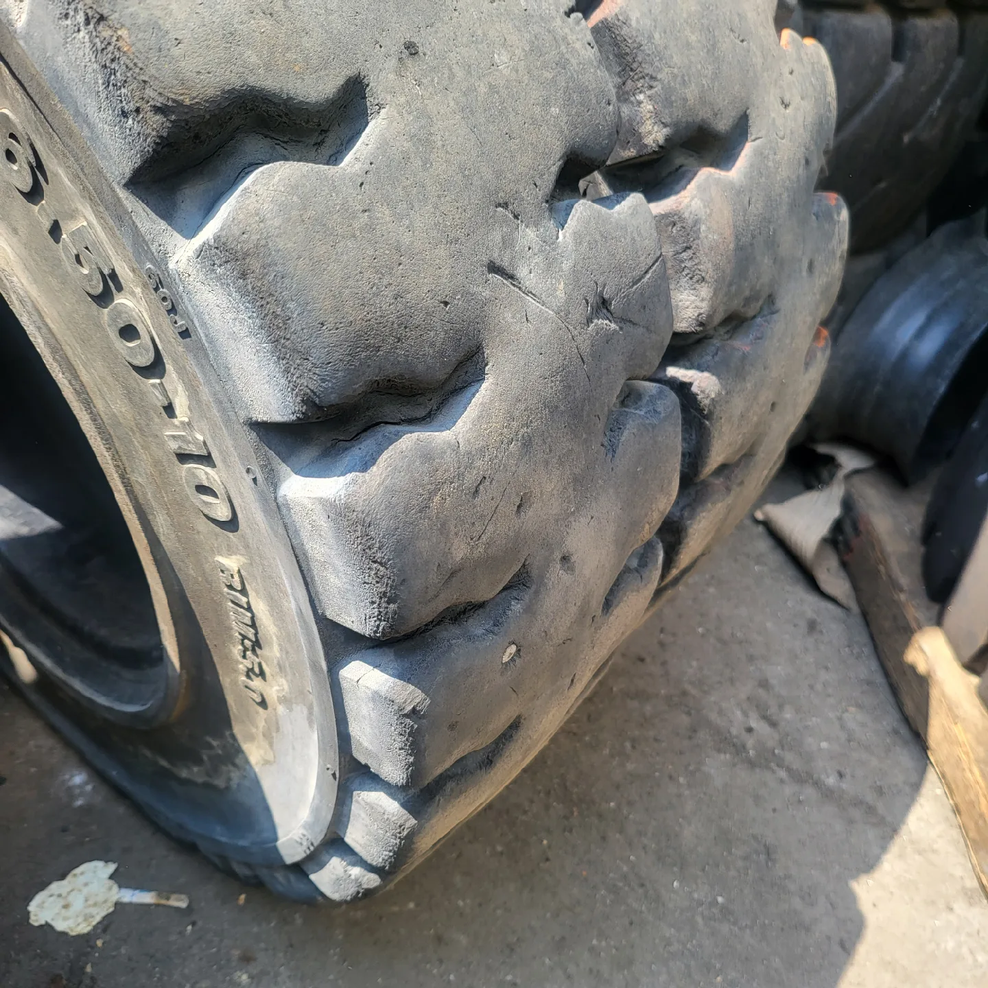 지게차 중고통타이어 4개팝니다