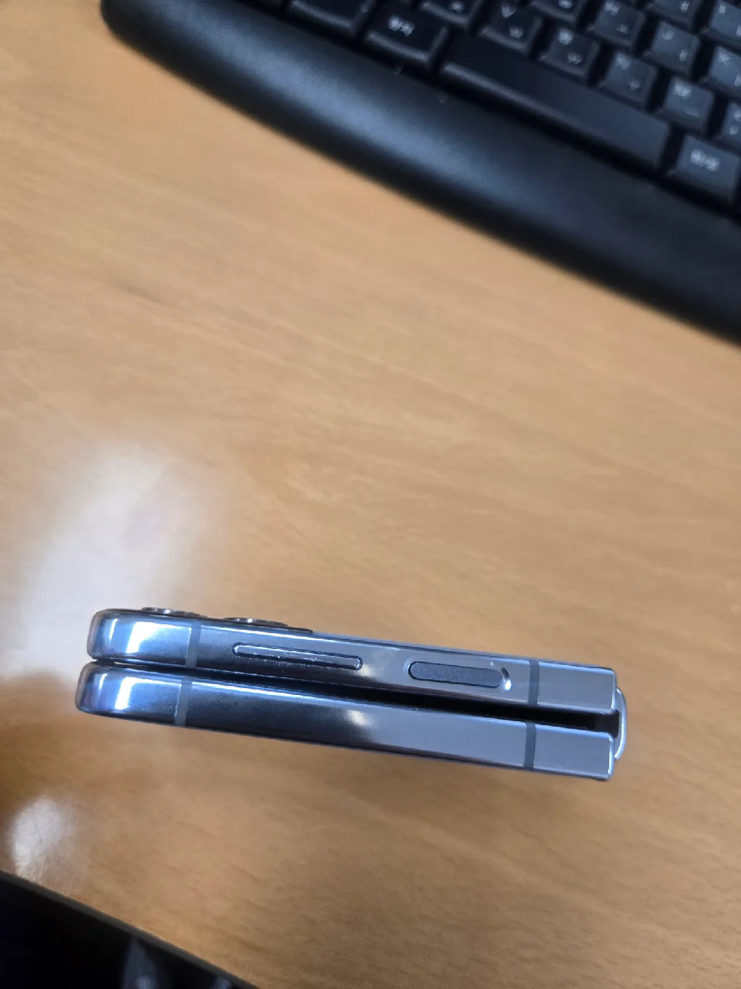 플립4 블루 중고 액정 모서리 약간 손상/ 기능이상없음