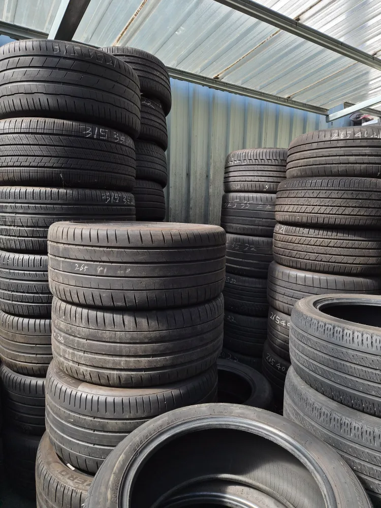 다양한 사이즈 중고 타이어