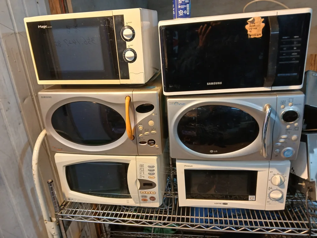 중고 전자레인지 여러 대 있어요.
