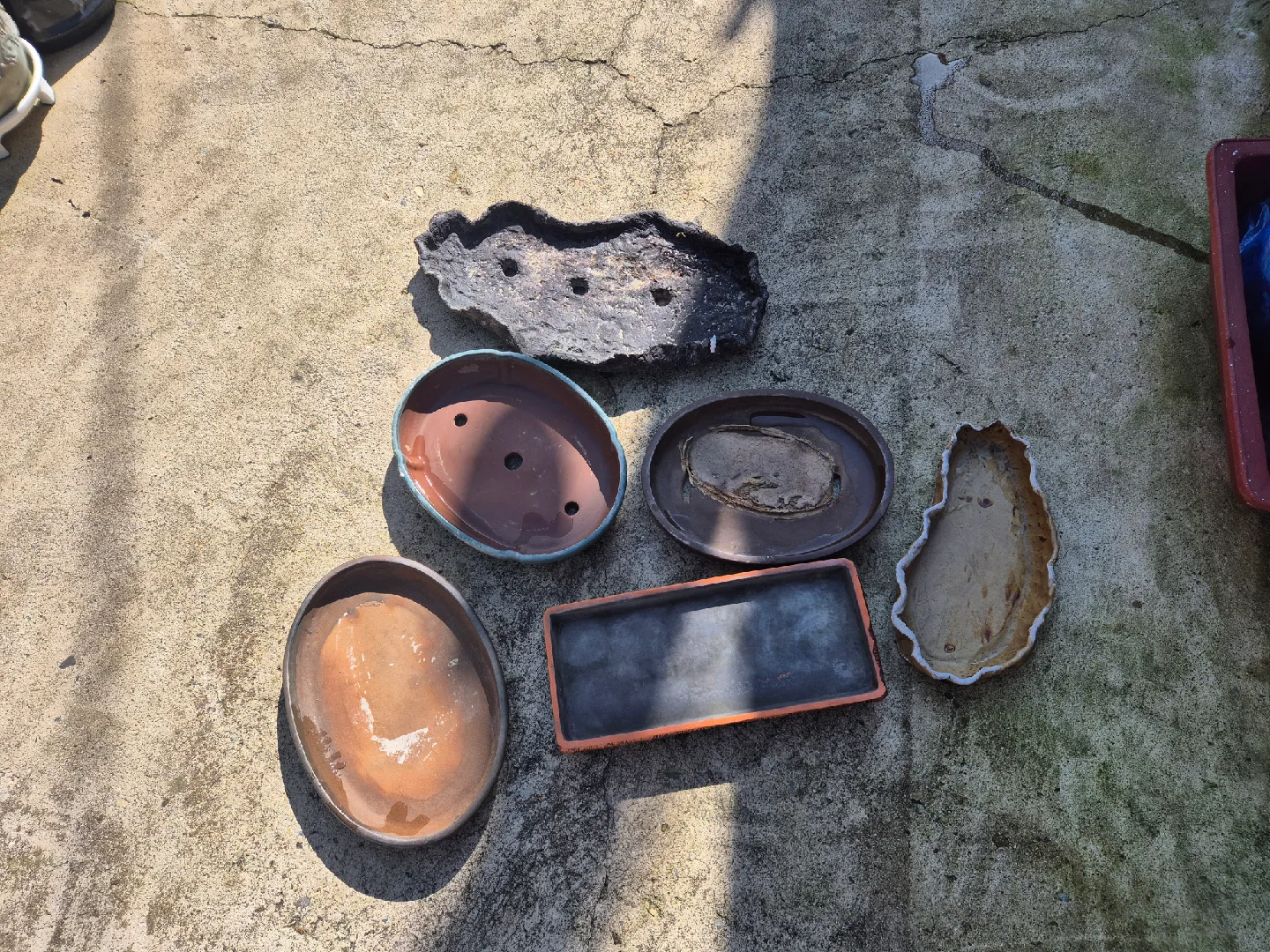 다양한 디자인 중고 화분 모음