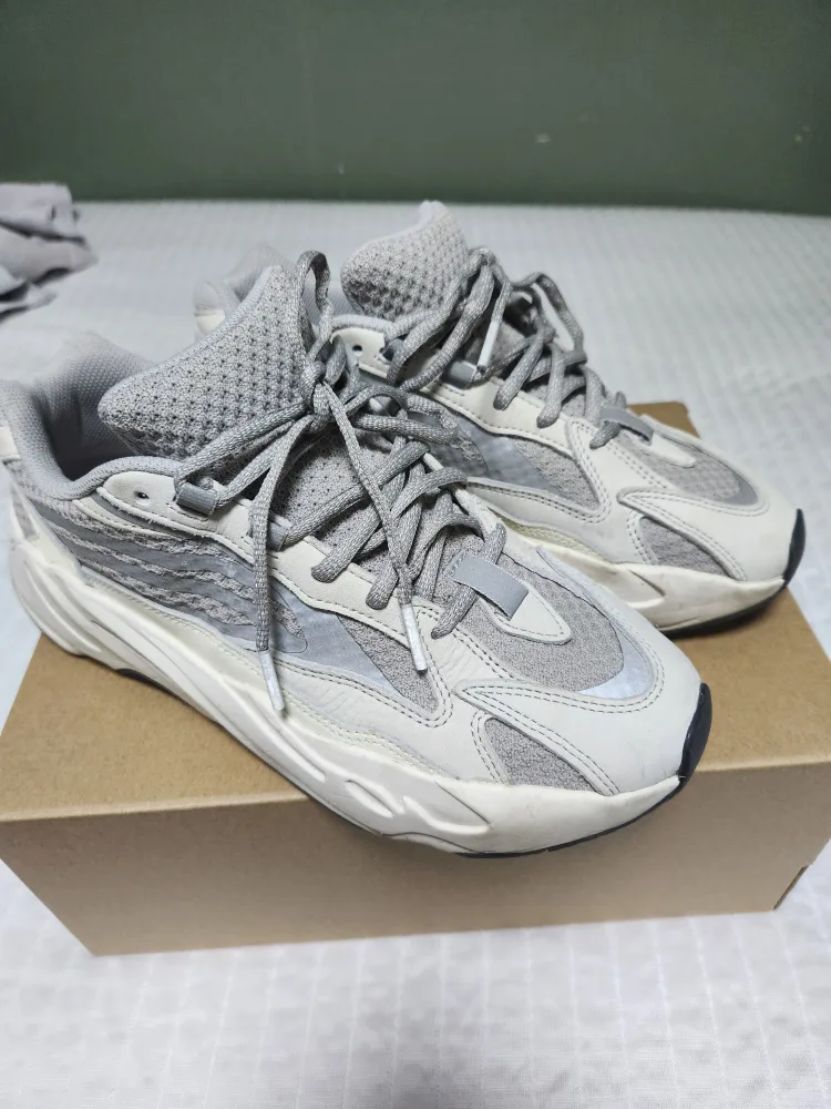 아디다스 이지부스트 700 V2 265mm