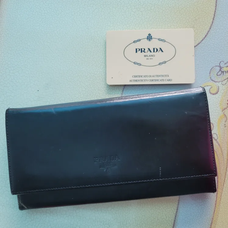 이태리 PRADA  프라다  부드럽고 매끈한   블랙 프라다검정색 프라다장지갑  정품