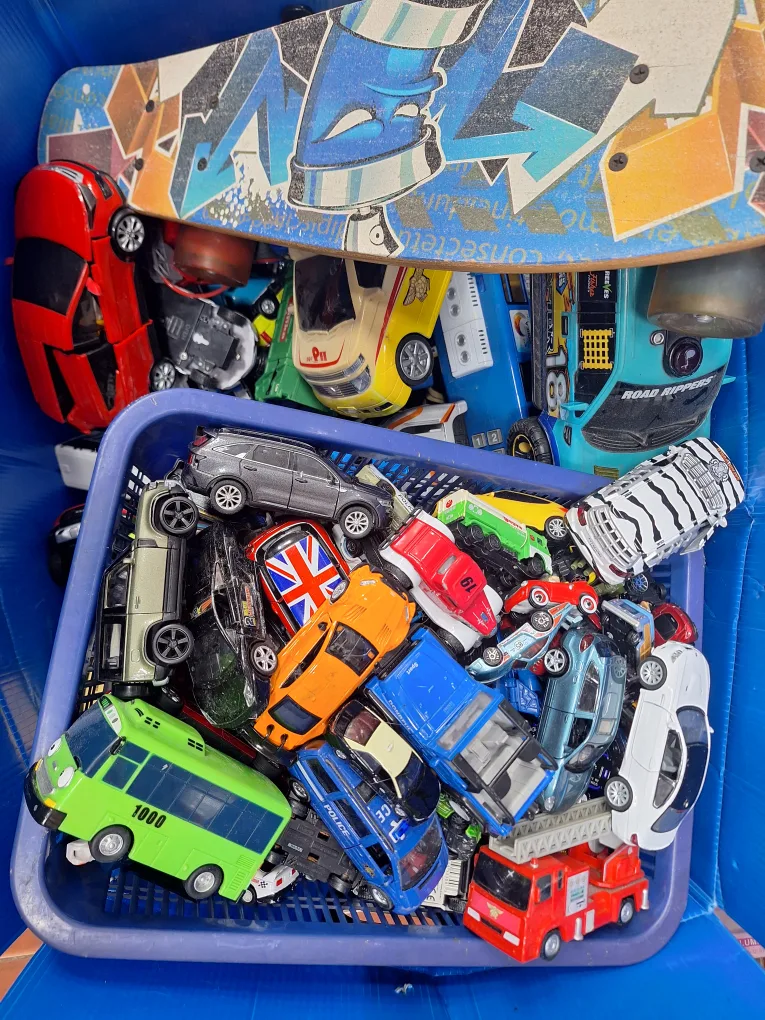 중고 장난감 자동차 등등