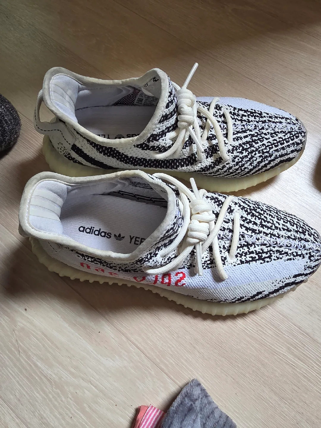 아디다스 이지부스트 350 V2 지브라 255
