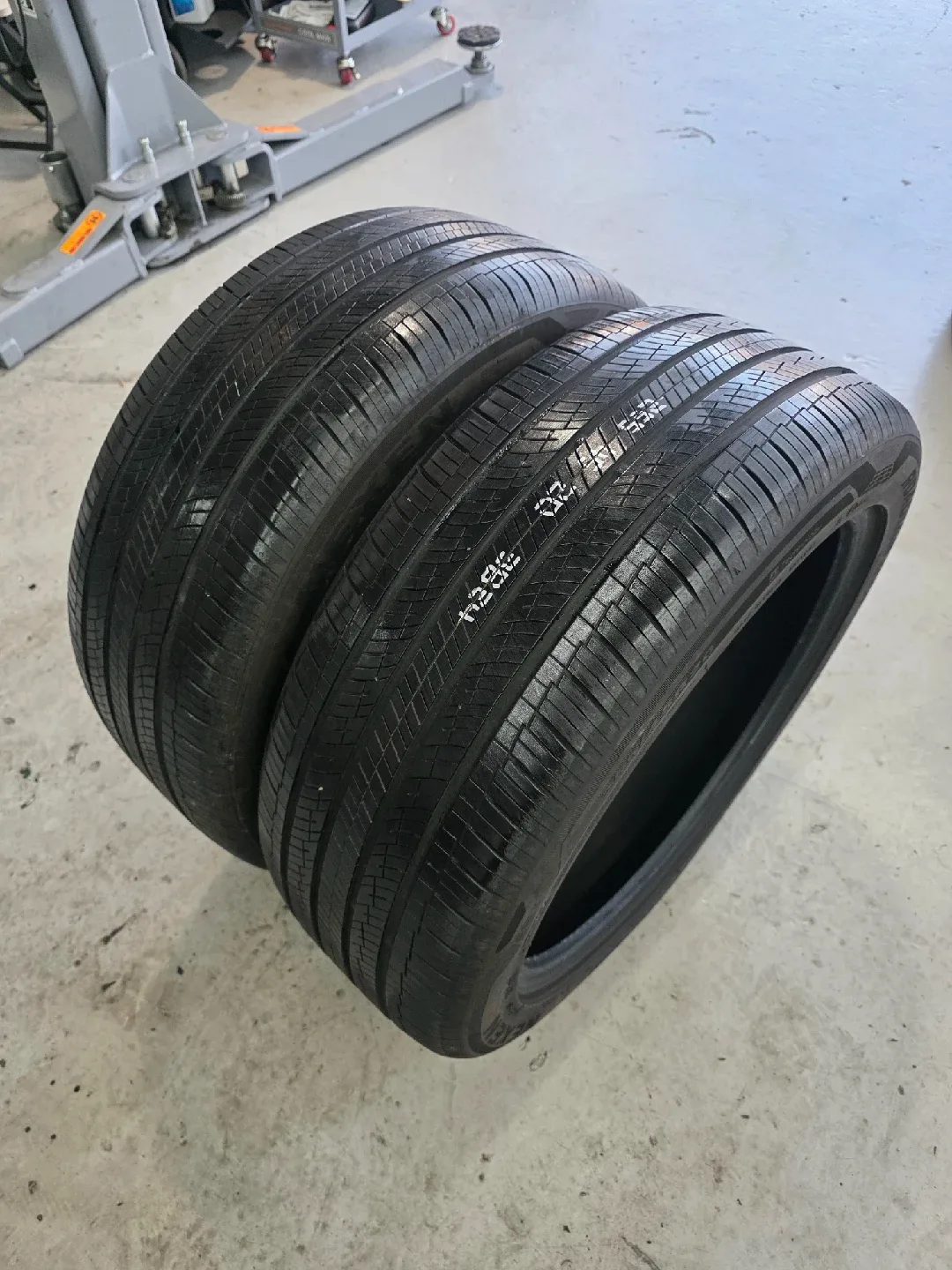 255 45 20 중고 A급 2개 팝니다.