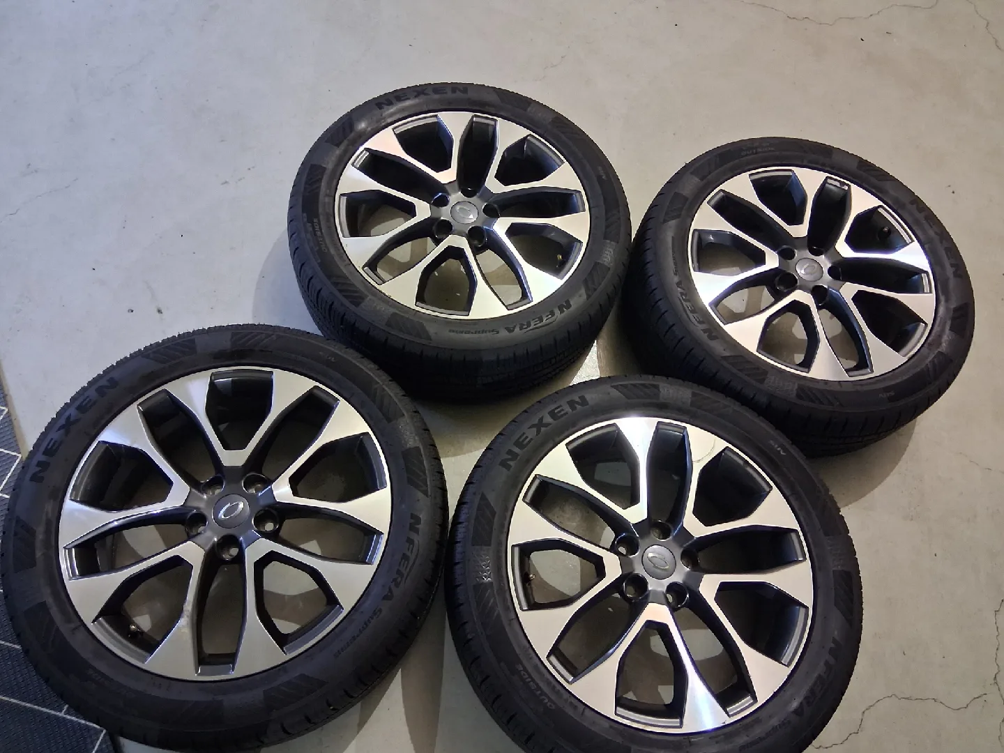 QM6휠타이어19인치235.50.19중고타이어90%이상급