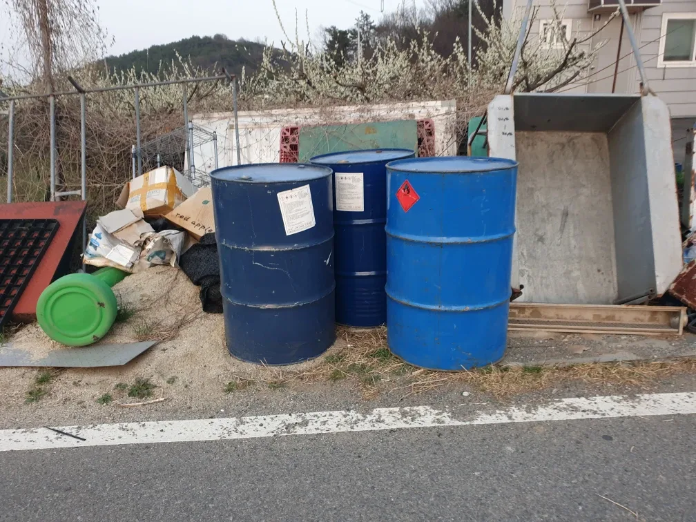 중고 파란색 드럼통