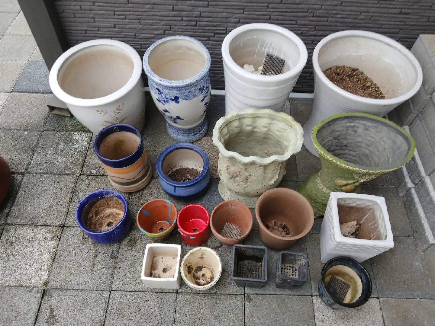 다양한 디자인 중고 화분 모음