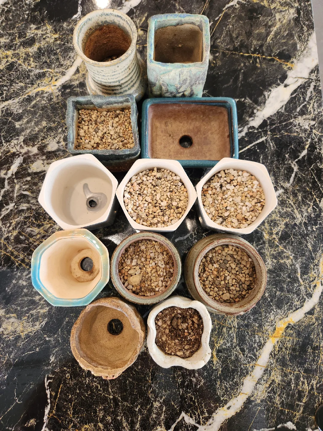 다양한 디자인 중고 화분 모음