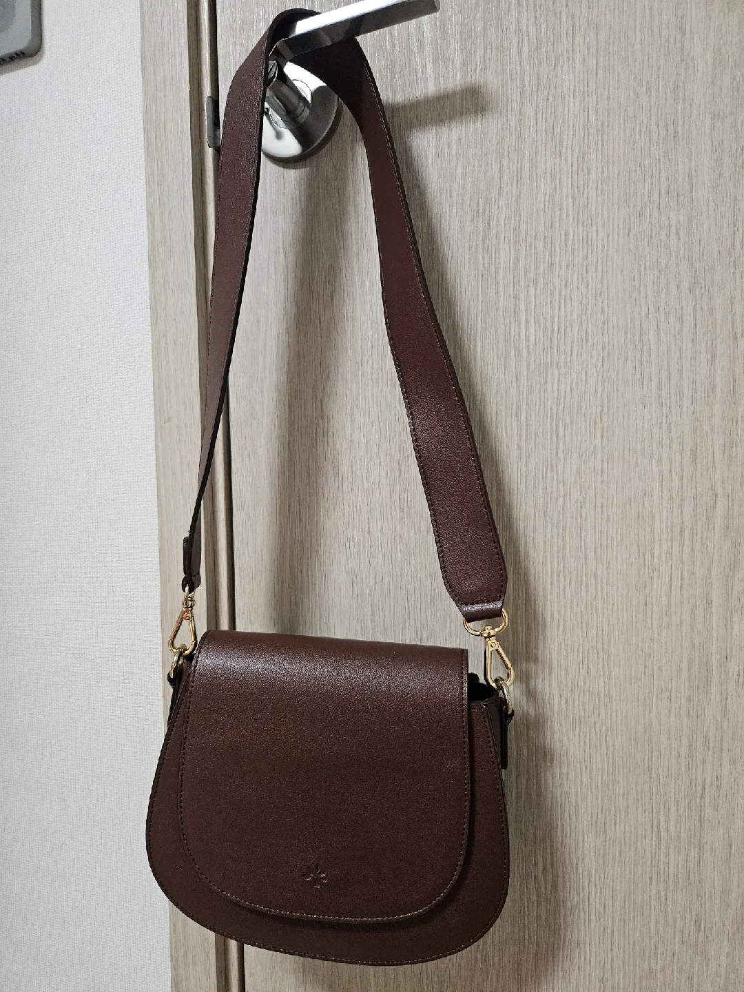 가을겨울에 들면 예쁜 몽삭 다크 브라운 크로스백(와이드스트랩 포함)