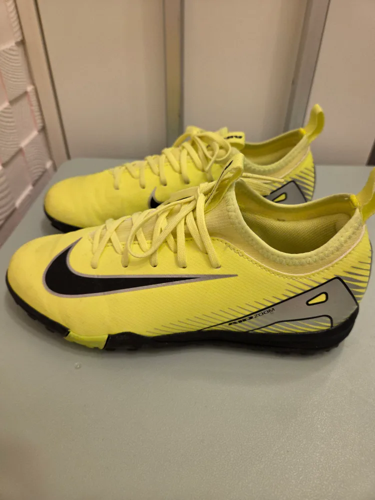 나이키 에어 줌 축구화 235