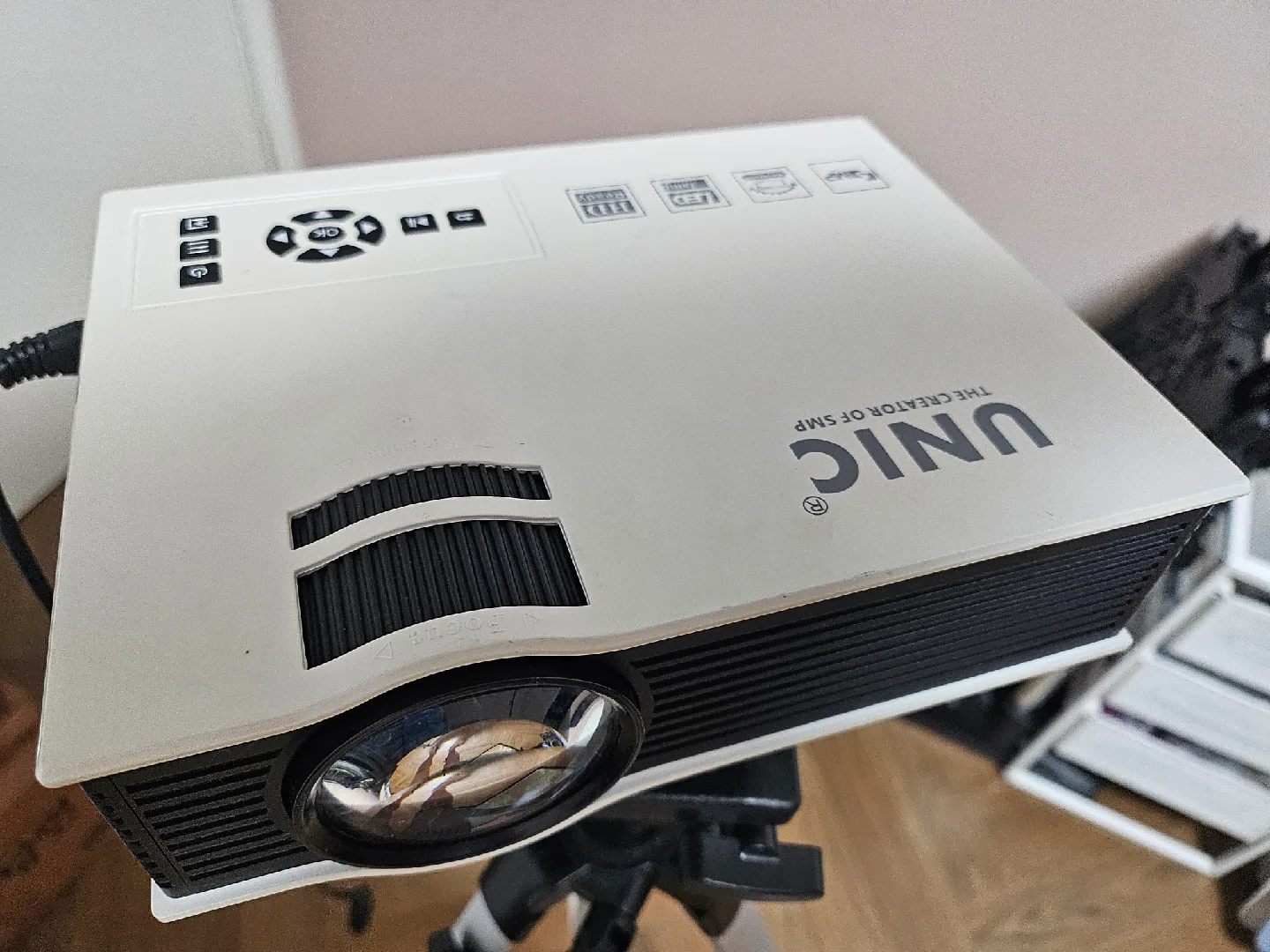 UNIC 빔프로젝터