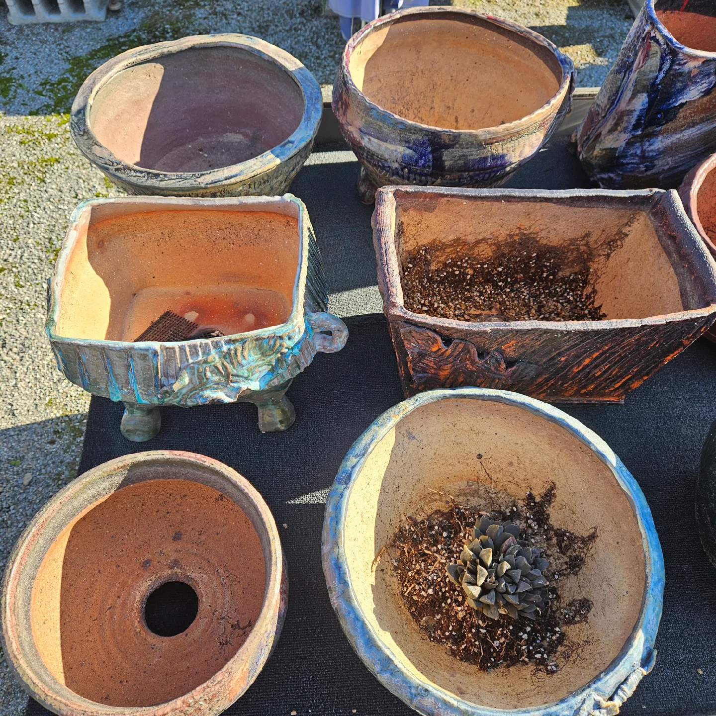 다양한 디자인의 중고 화분 모음