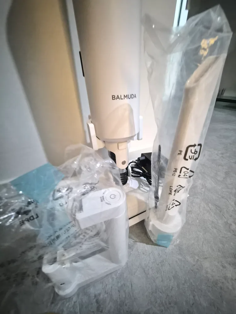 A급 발뮤다 핸디형 무선청소기 더 클리너 화이트