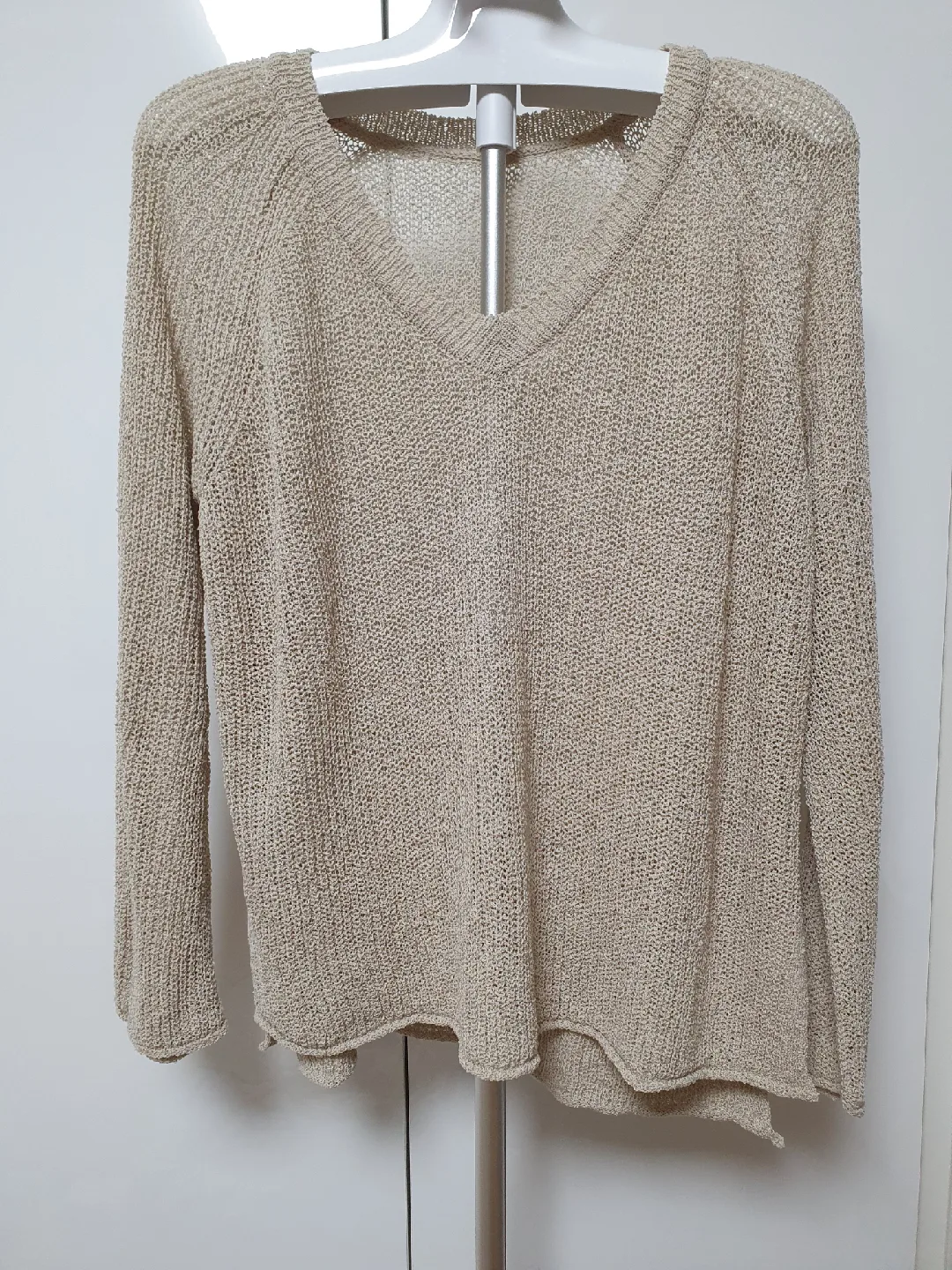 베이지색 브이넥 그물 니트