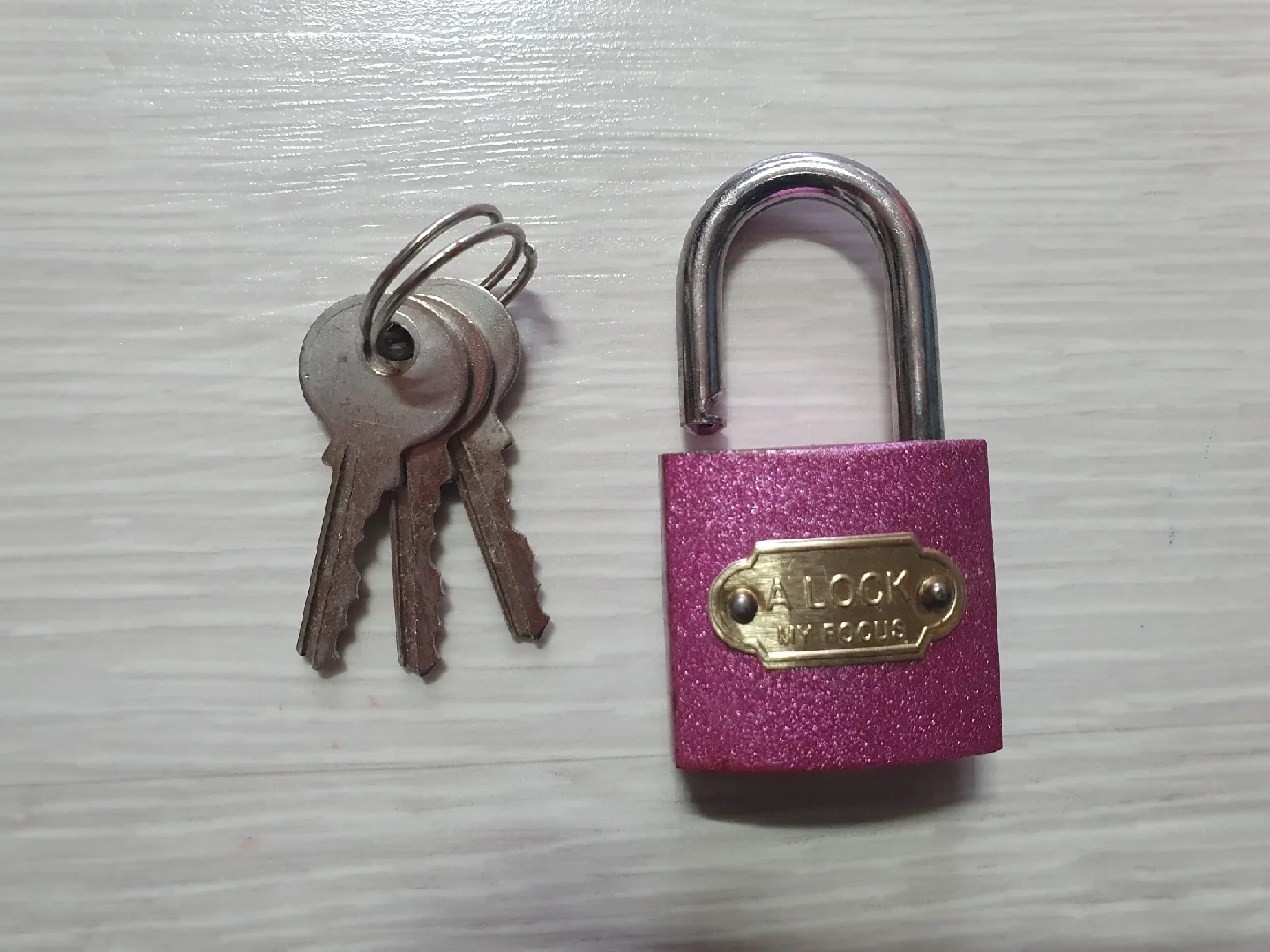 자물쇠 (3.2 X 3 X 1.5cm), 열쇠 3개 포함