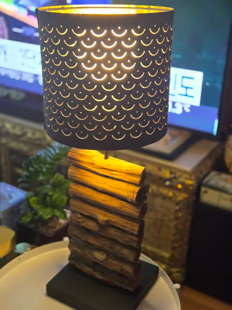 우드 스탠드 조명입니다