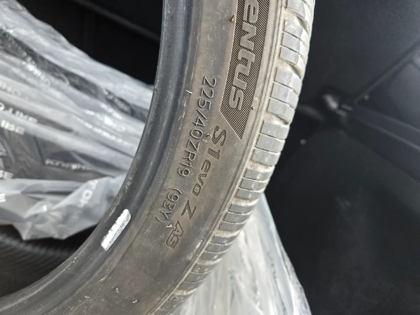 중고 한국타이어 한짝팝니다 225/40ZR19 (93Y)