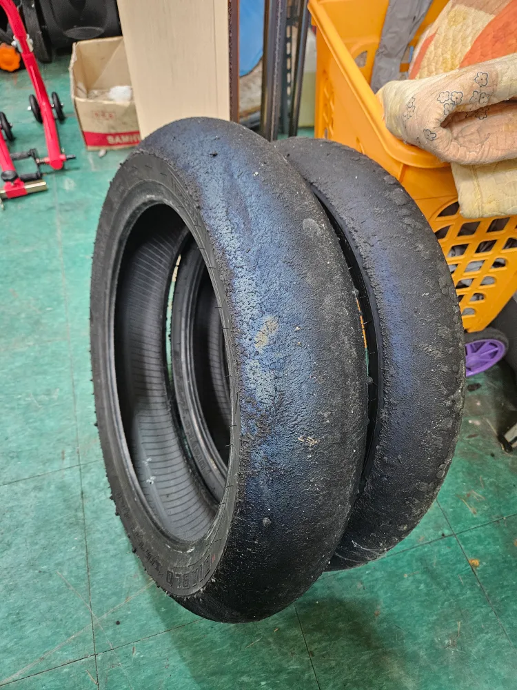 중고 피렐리 슬릭타이어 1set 판매합니다.