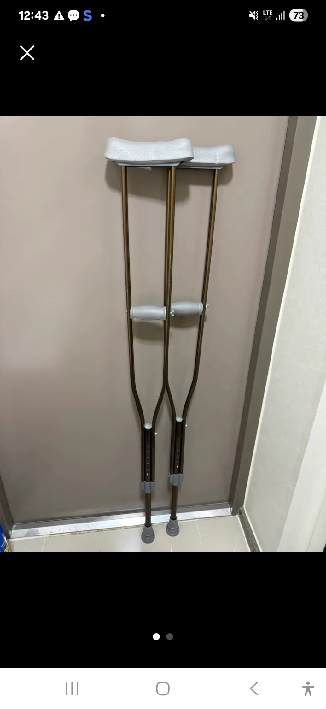 중고 목발 한 쌍