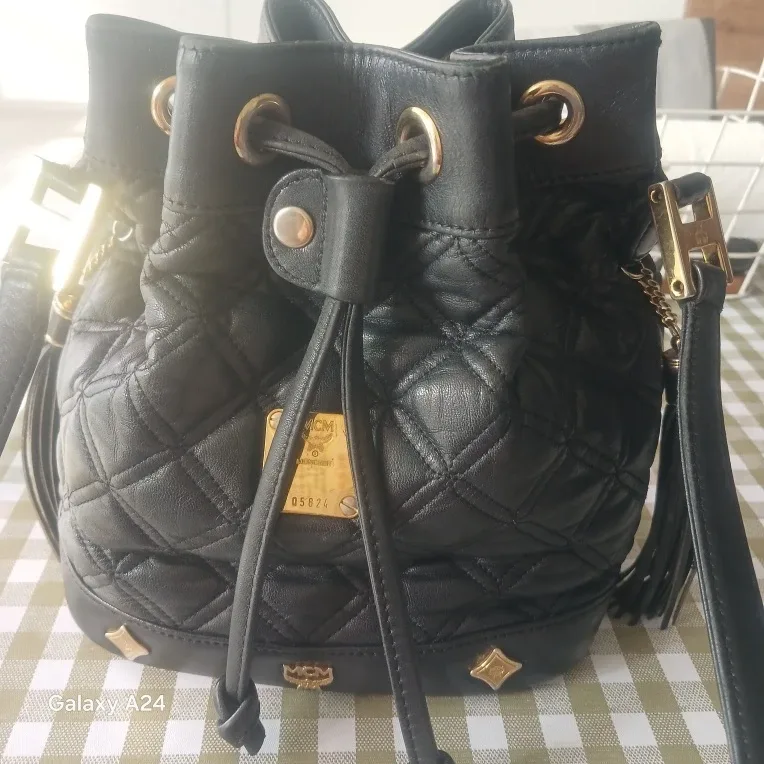 MCM 블랙 퀼팅 버킷백