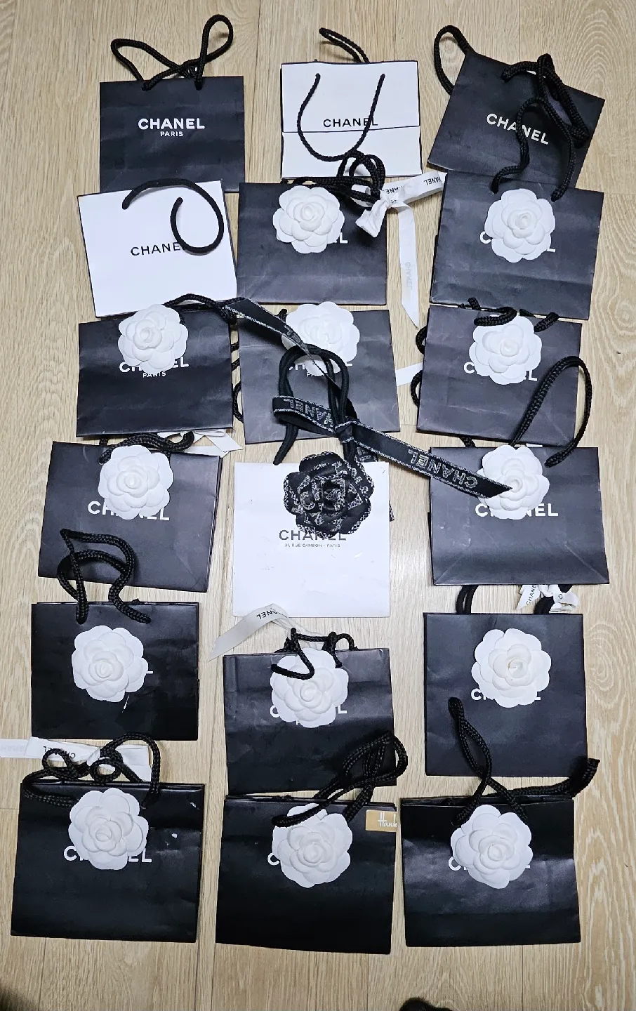 샤넬 중고고쇼핑백 (까멜리아, 리본 포함)