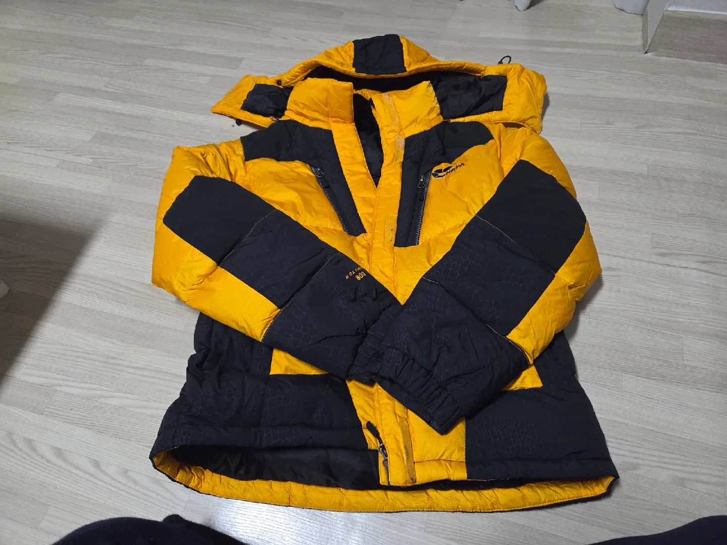 네파 옐로우 블랙 패딩 100