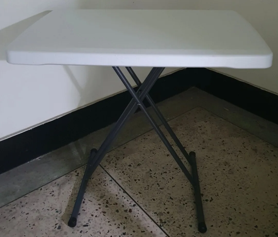 접이식 높이조절 3단 테이블 새거같은 중고ㅇ입니다  딱한번 사용했어요  깨끗하고 튼튼하고  실용적입니다
