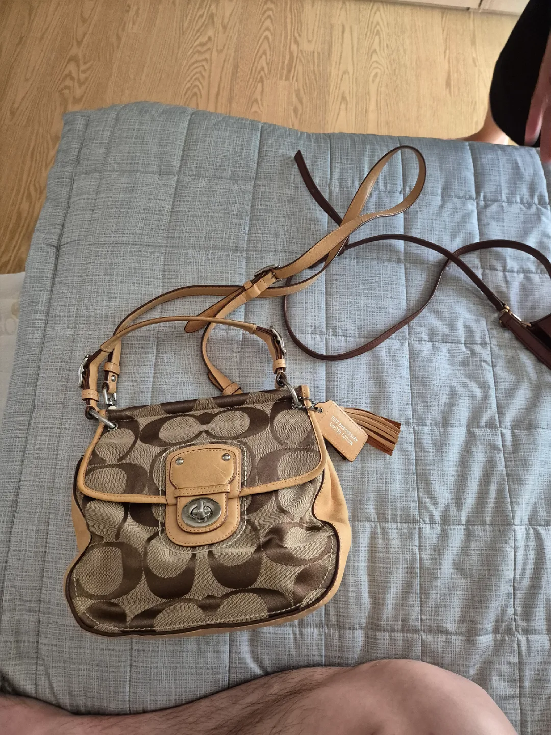 코치 70주년 크로스백