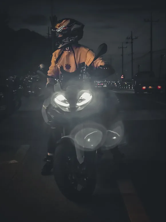 서울 흰색 24년 BMW F900XR 스포츠 투어러 오토바이