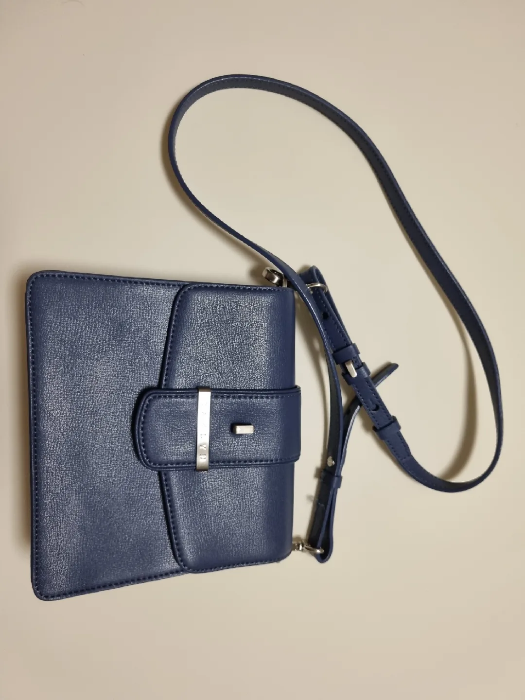 칼린 데일리가방 네이비 뉴헤스터 크로스백