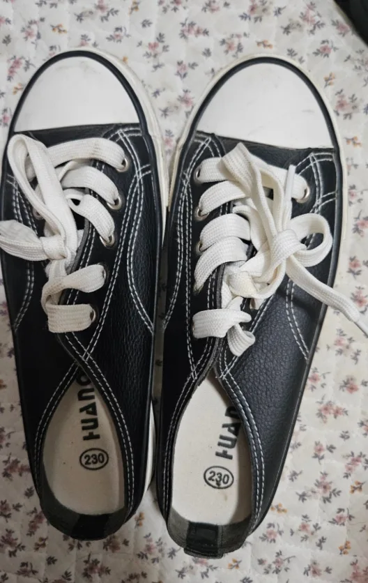 블랙 230 사이즈 스니커즈입니다