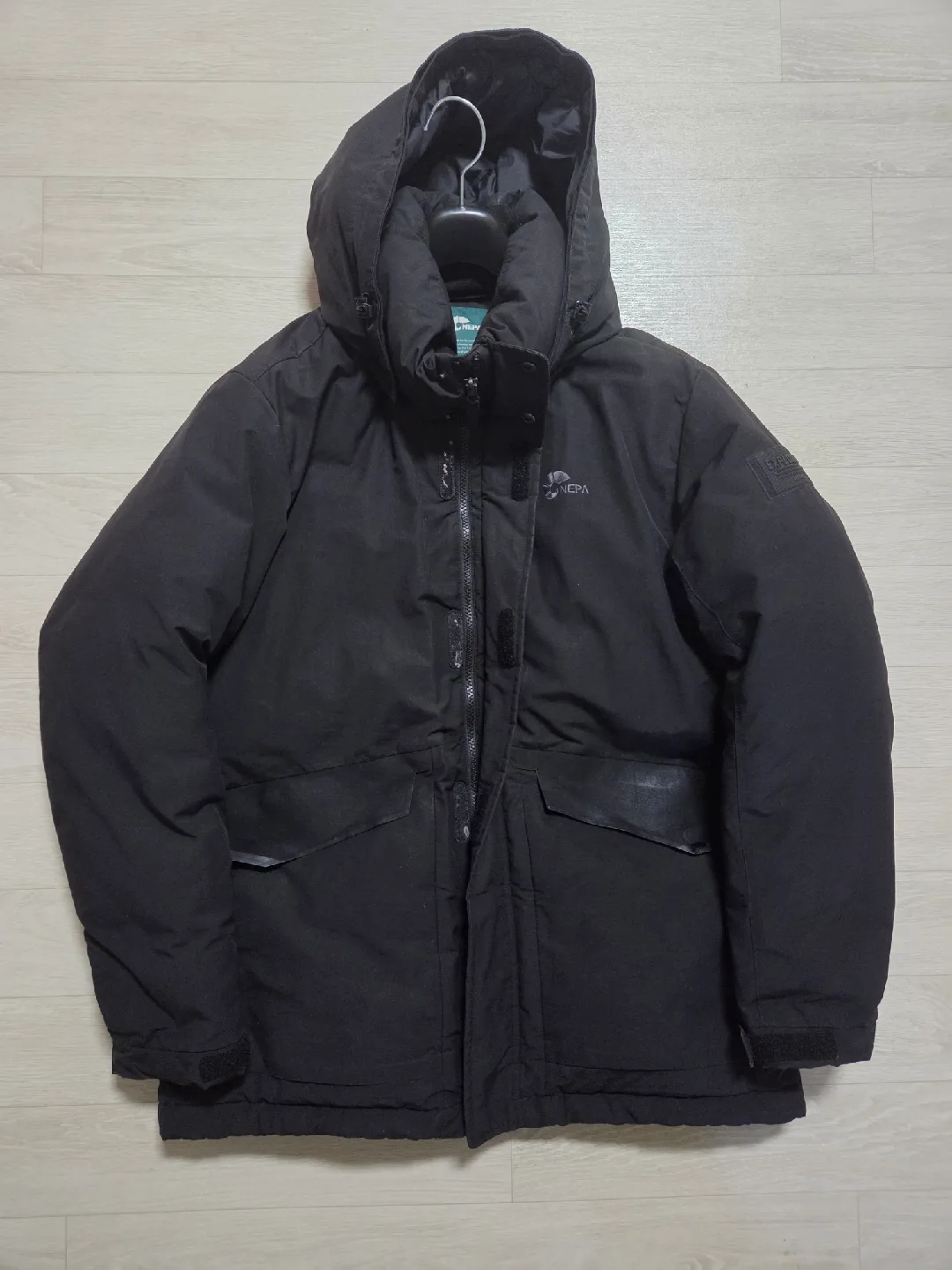 네파 검정 패딩 105 사이즈